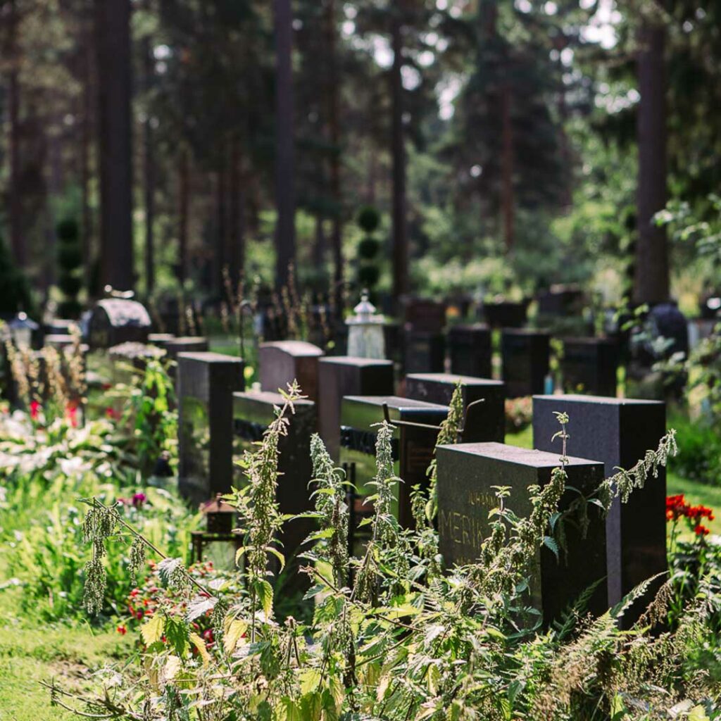 Hautakiviä hautausmaalla.